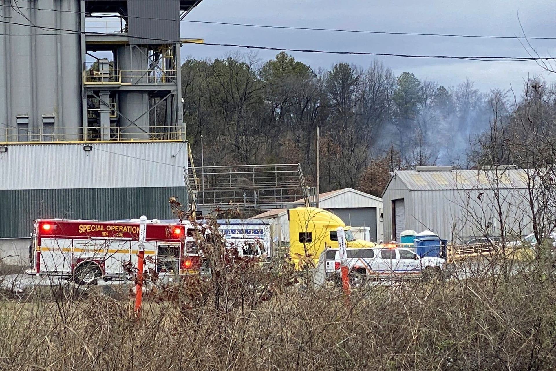 Rettungsfahrzeuge stehen am Absturzort nahe des Bill und Hillary Clinton Flughafens in Arkansas.