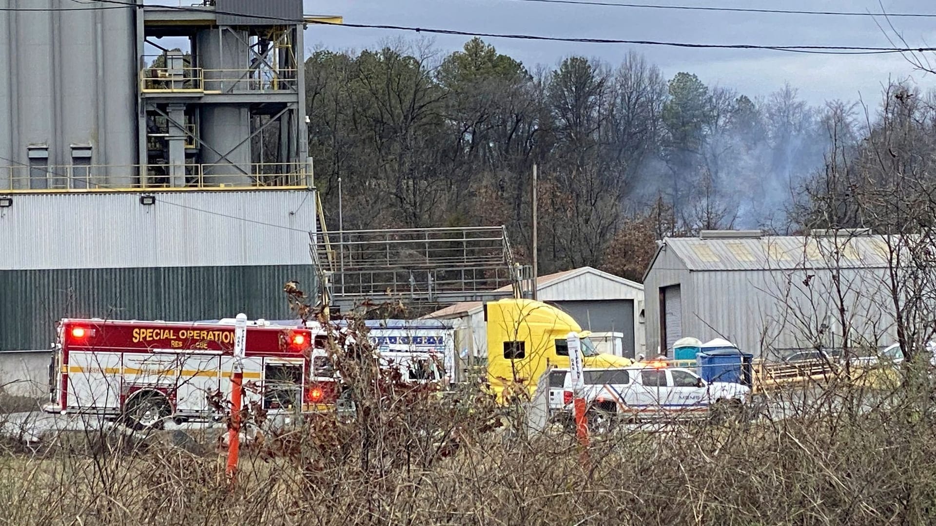 Rettungsfahrzeuge stehen am Absturzort nahe des Bill und Hillary Clinton Flughafens in Arkansas.