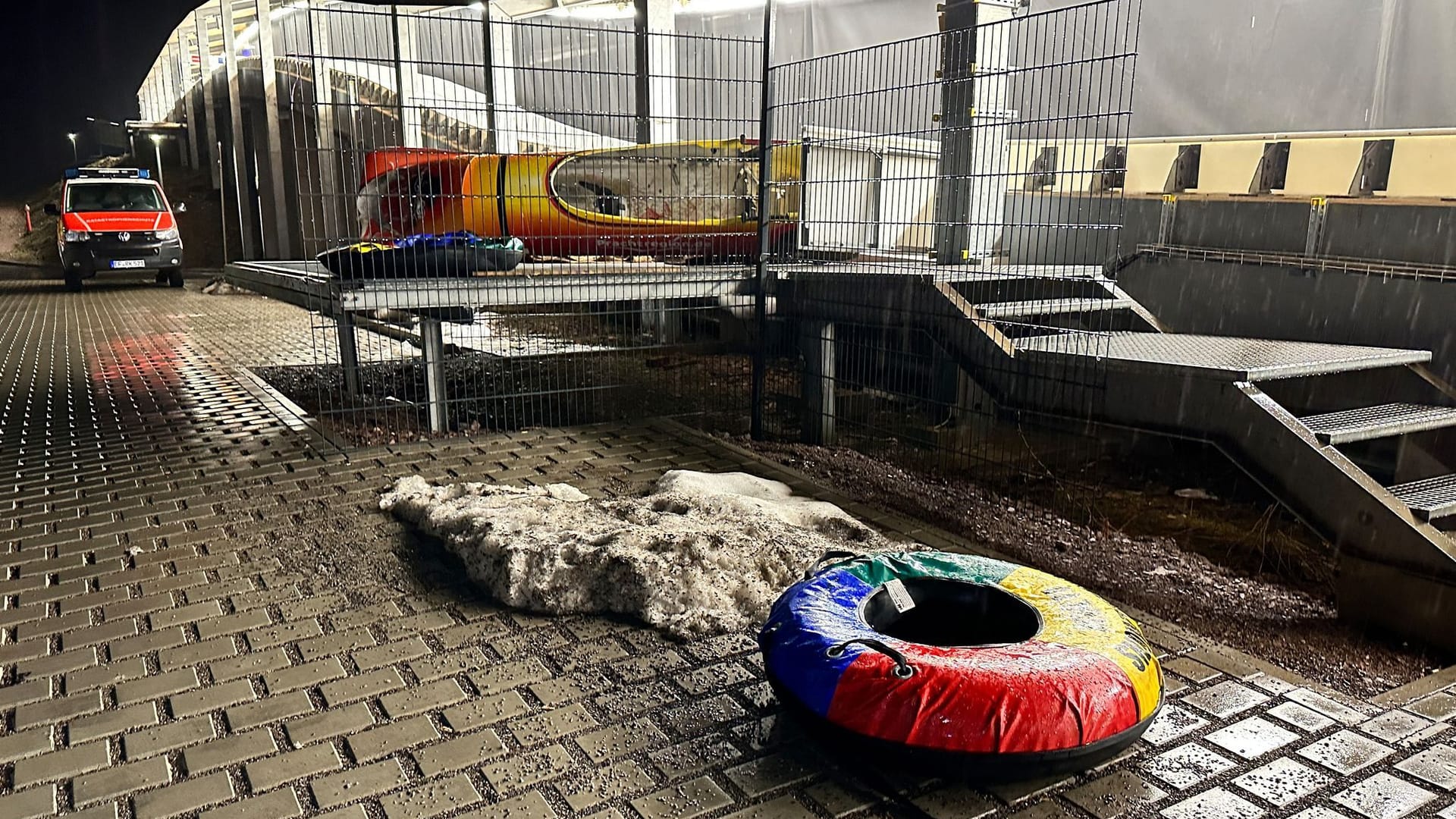 Schlauchringe und ein Bob liegen am Ausgang der Bobbahn: Ein Mensch kam bei einem Unfall ums Leben.