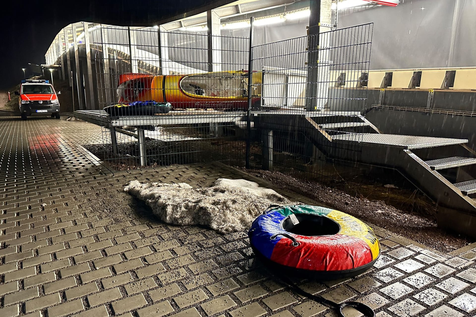 Schlauchringe und ein Bob liegen am Ausgang der Bobbahn: Ein Mensch kam bei einem Unfall ums Leben.