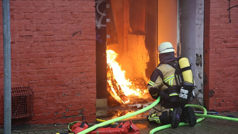 Einsatzkräfte der Feuerwehr am Einsatzort: Die Ursache des Feuers ist och unklar.