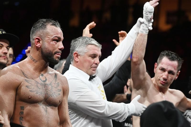 Der frühere Box-Weltmeister Felix Sturm (r) bezwingt Sükrü Altay bei seinem Comeback in Stuttgart.