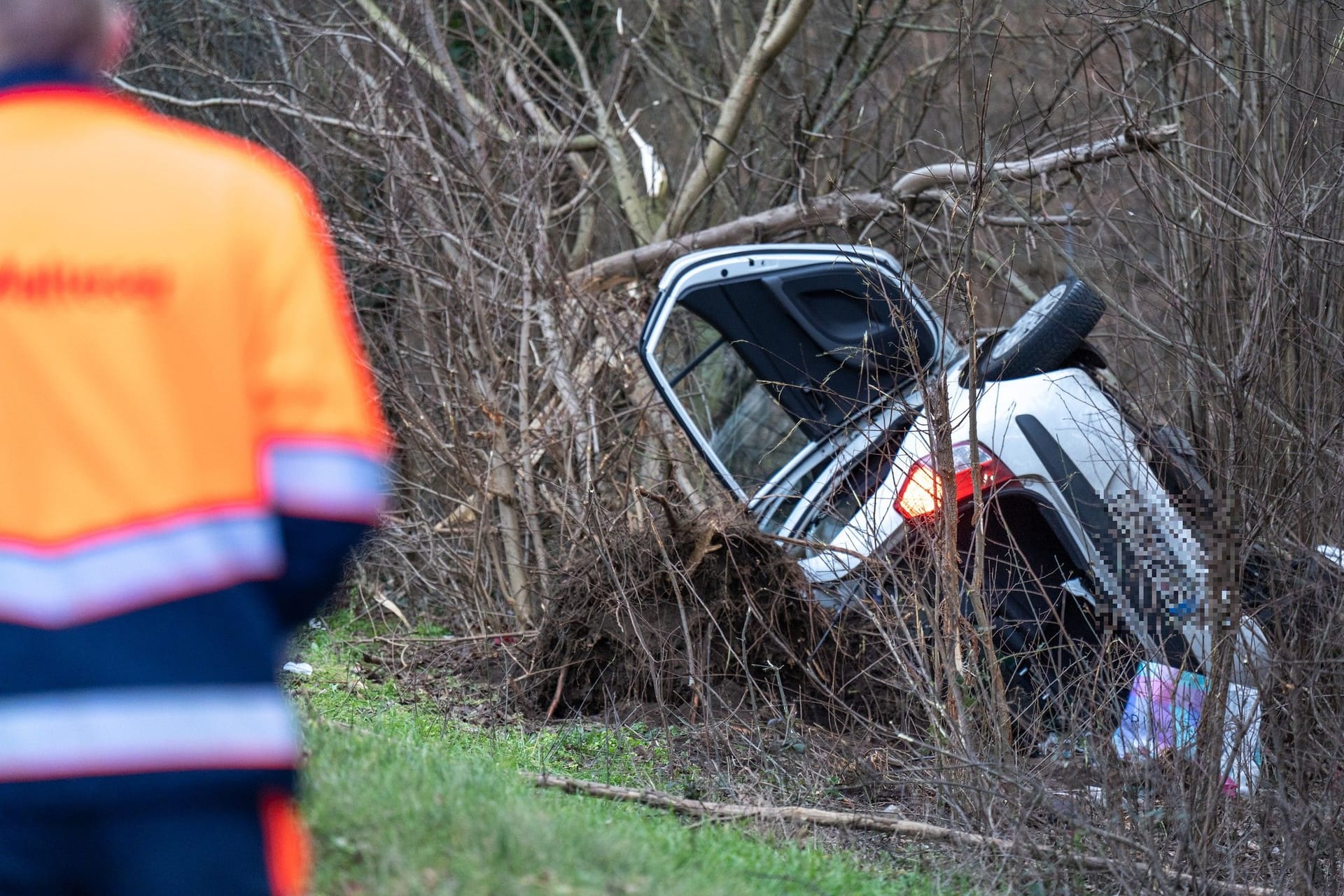 Das verunfallte Fahrzeug: Der Fahrer starb noch vor Ort.