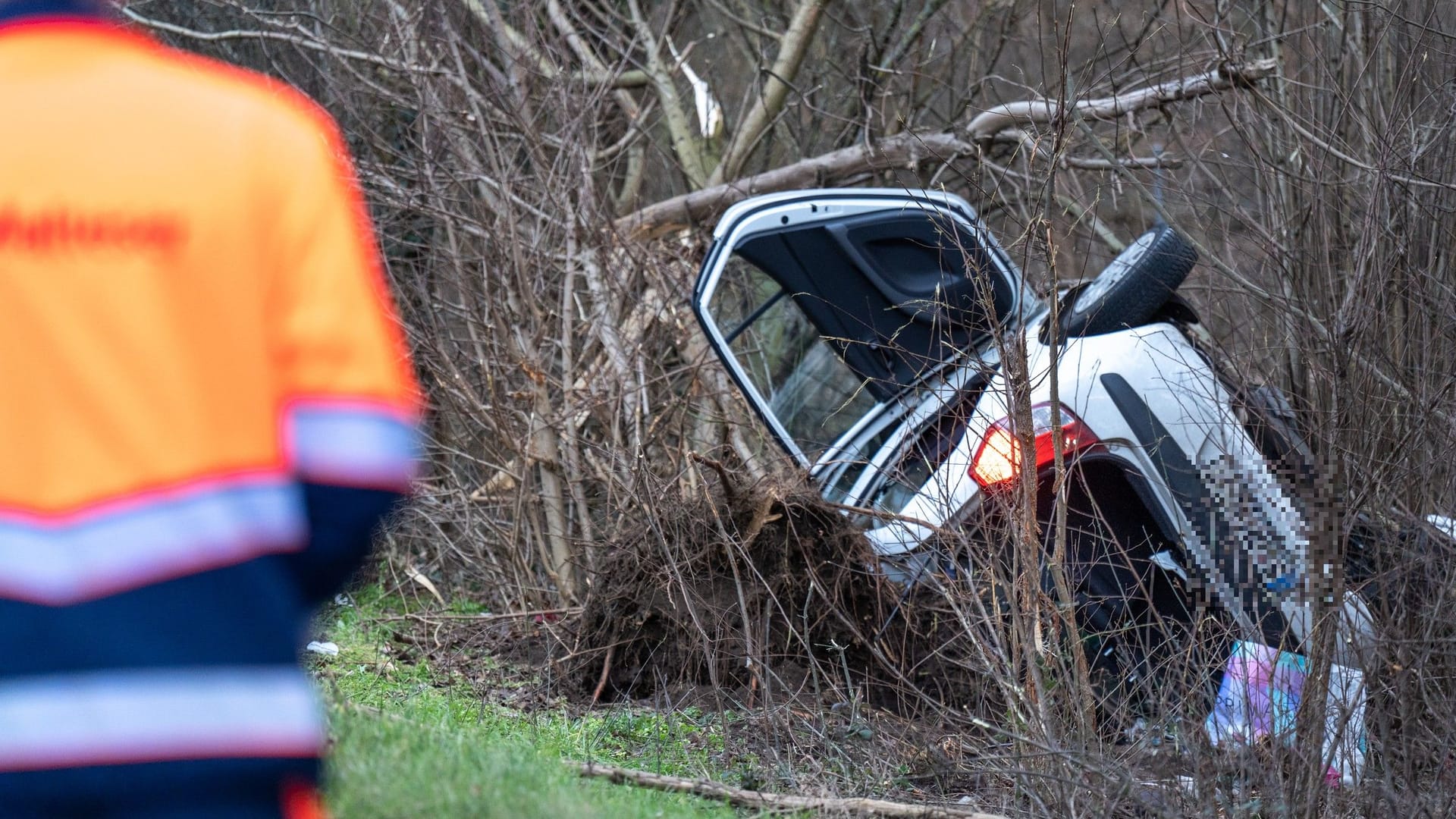 Das verunfallte Fahrzeug: Der Fahrer starb noch vor Ort.