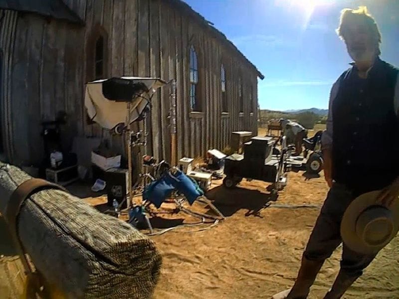 Alec Baldwin in seinem Kostüm am Drehort von "Rust": Hier spricht er mit Ermittlern nach dem tödlichen Schuss auf Kamerafrau Halyna Hutchins.
