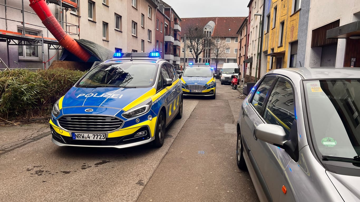 Polizeiautos in Essen im Einsatz: Drei Männer wurden nach einer Auseinandersetzung in Krankenhäuser gebracht.