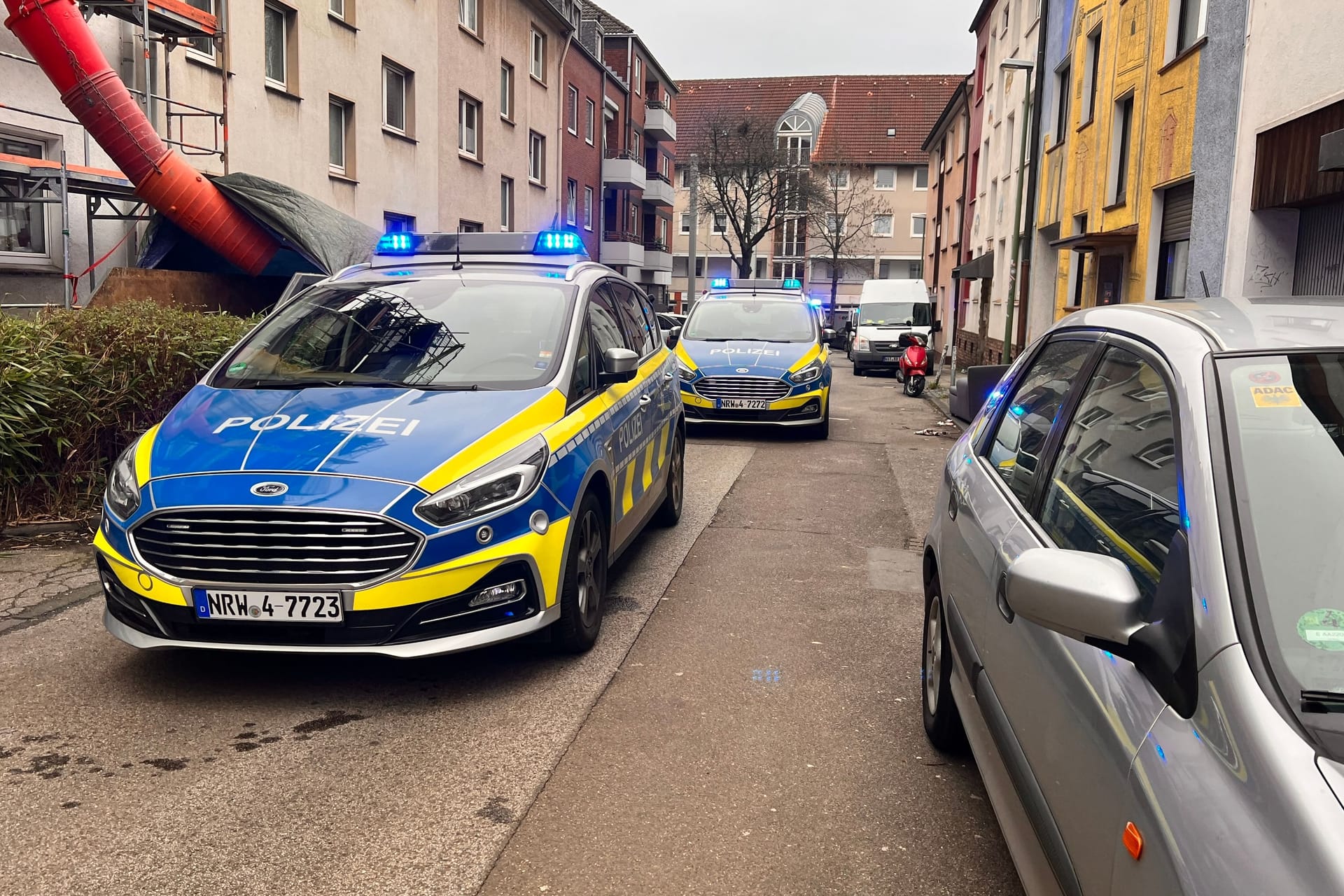 Polizeiautos in Essen im Einsatz: Drei Männer wurden nach einer Auseinandersetzung in Krankenhäuser gebracht.