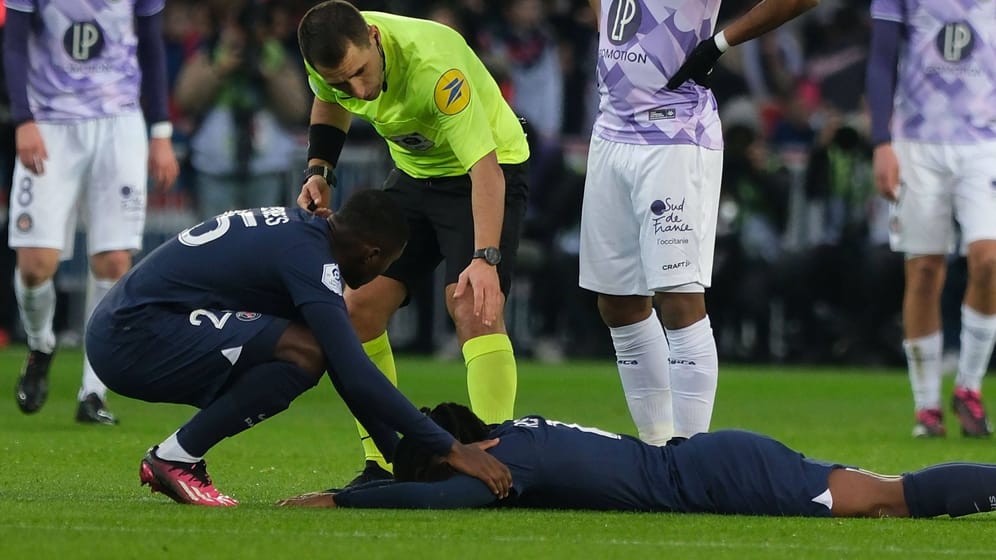 Renato Sanches am Boden: Der PSG-Spieler hat sich offenbar schwerer verletzt.