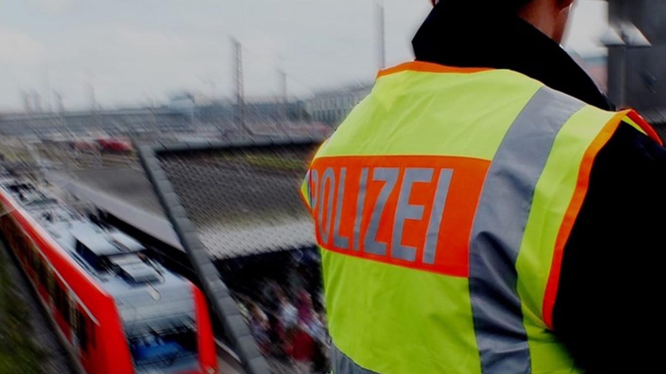 Ein Bundespolizist blickt von der Münchner Hackerbrücke in Richtung Hauptbahnhof (Archivbild).