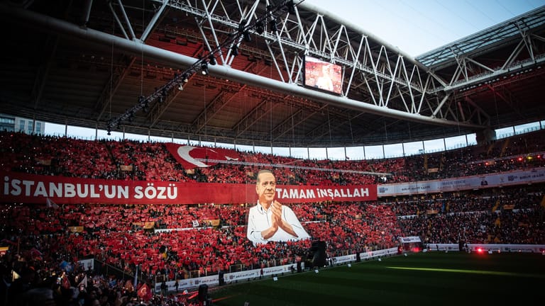Erdoğan füllt im Wahlkampf Fussballstadien.