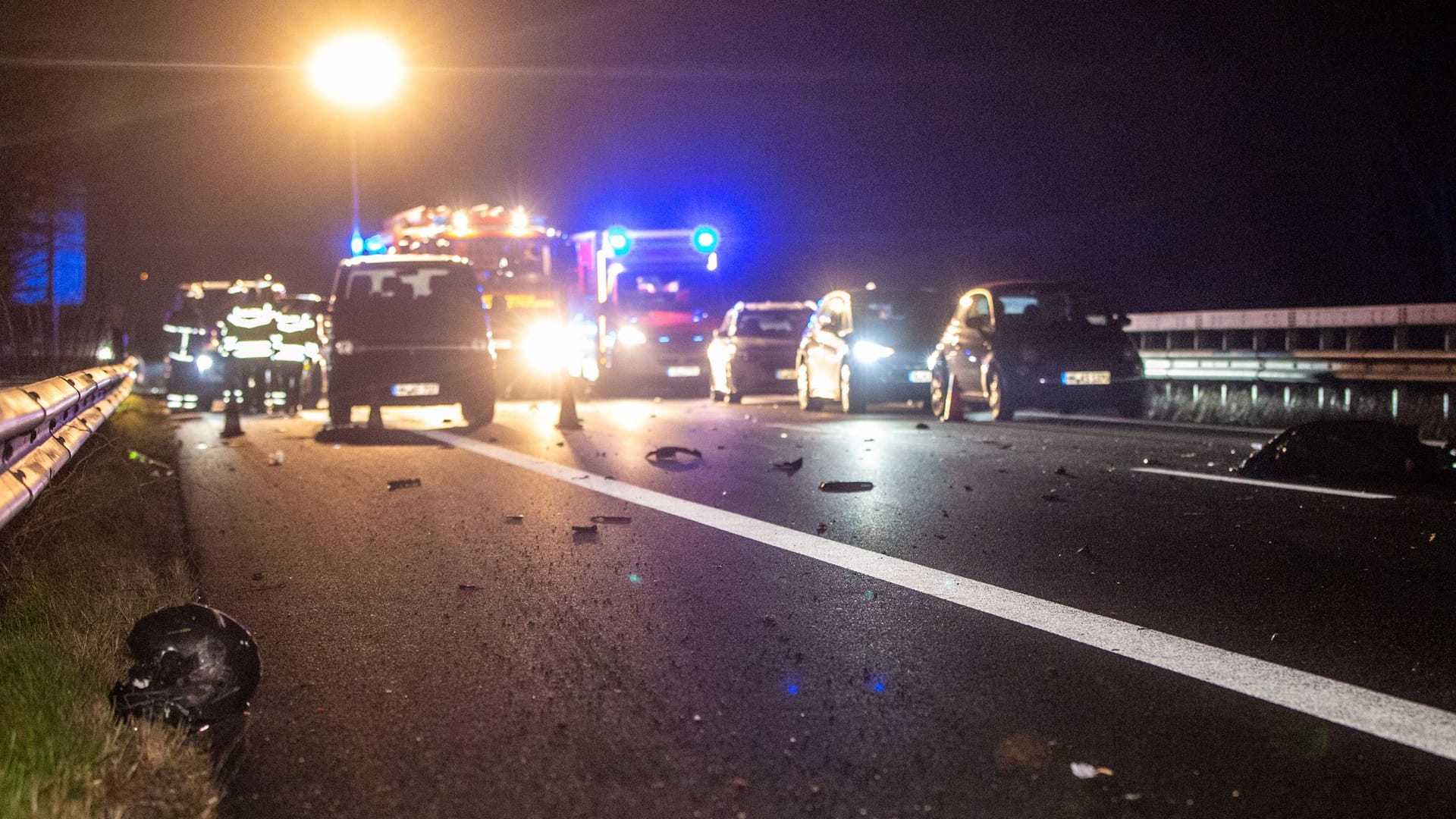 Der Helm des Opfers liegt neben der Fahrbahn: Ein Kriseninterventionsteam des Deutschen Roten Kreuzes betreute Zeugen und Betroffene. Der Helm des Opfers liegt neben der Fahrbahn: Ein Kriseninterventionsteam des Deutschen Roten Kreuzes betreute Zeugen und Betroffene.