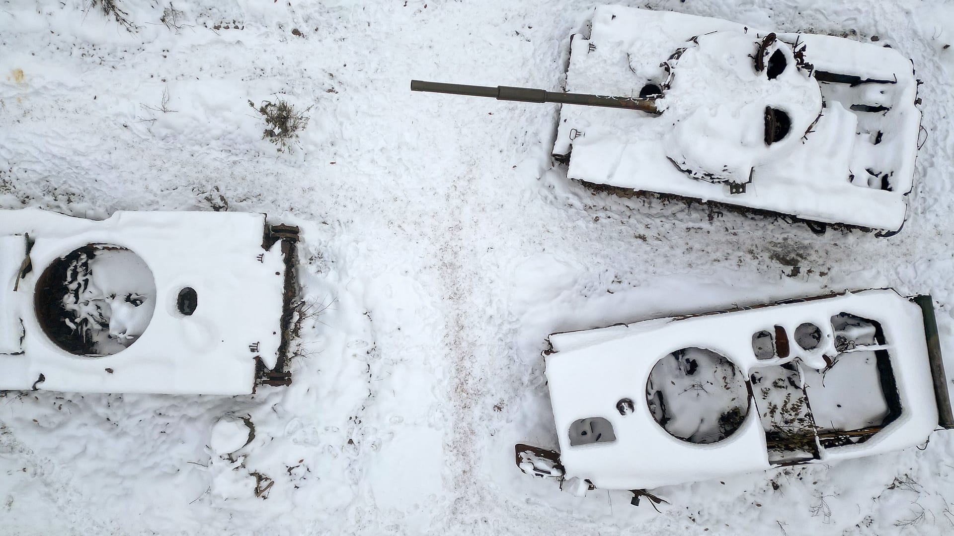 Ein zerstörter russischer Panzer in der Nähe von Butscha, Ukraine (Archiv): Zwischen 2.000 und 2.300 russische Panzer sind zerstört worden, sagt ein Experte.