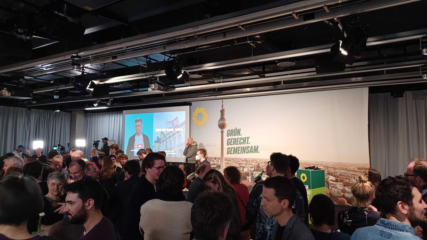 Wahlparty der Grünen: "Optimistisch bleiben, wir kriegen keinen CDU-Bürgermeister."