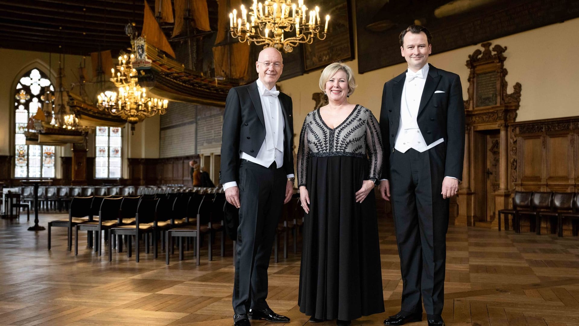 Die Schaffer und die Schafferin der 479. Schaffermahlzeit: Jens Lütjen (l-r), Janina Marahrens-Hashagen und Christoph Klosterkemper stehen im Rathaus.