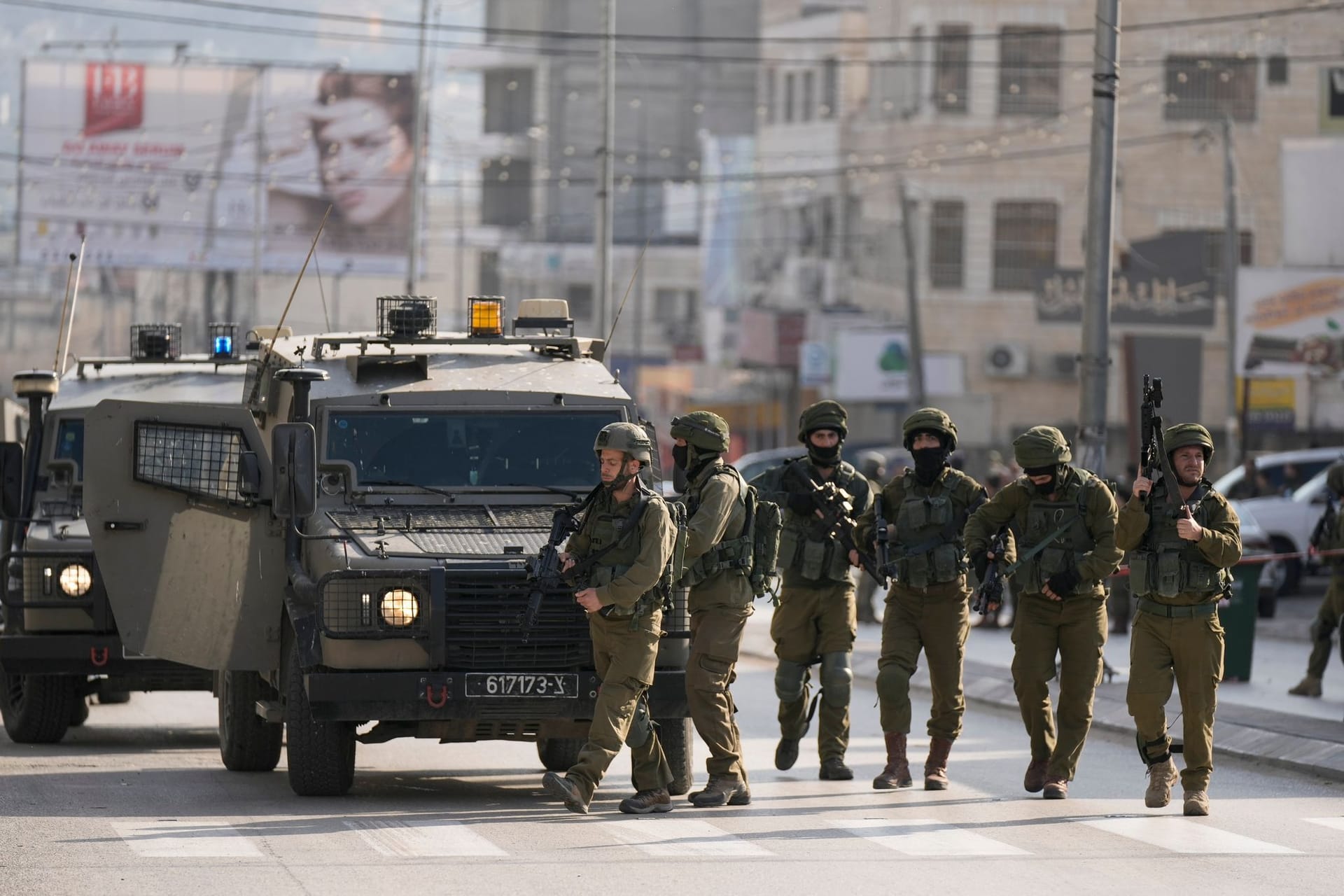 Israelisches Militär am Tatort: Palästinenser sollen auf ein israelisches Auto geschossen haben.