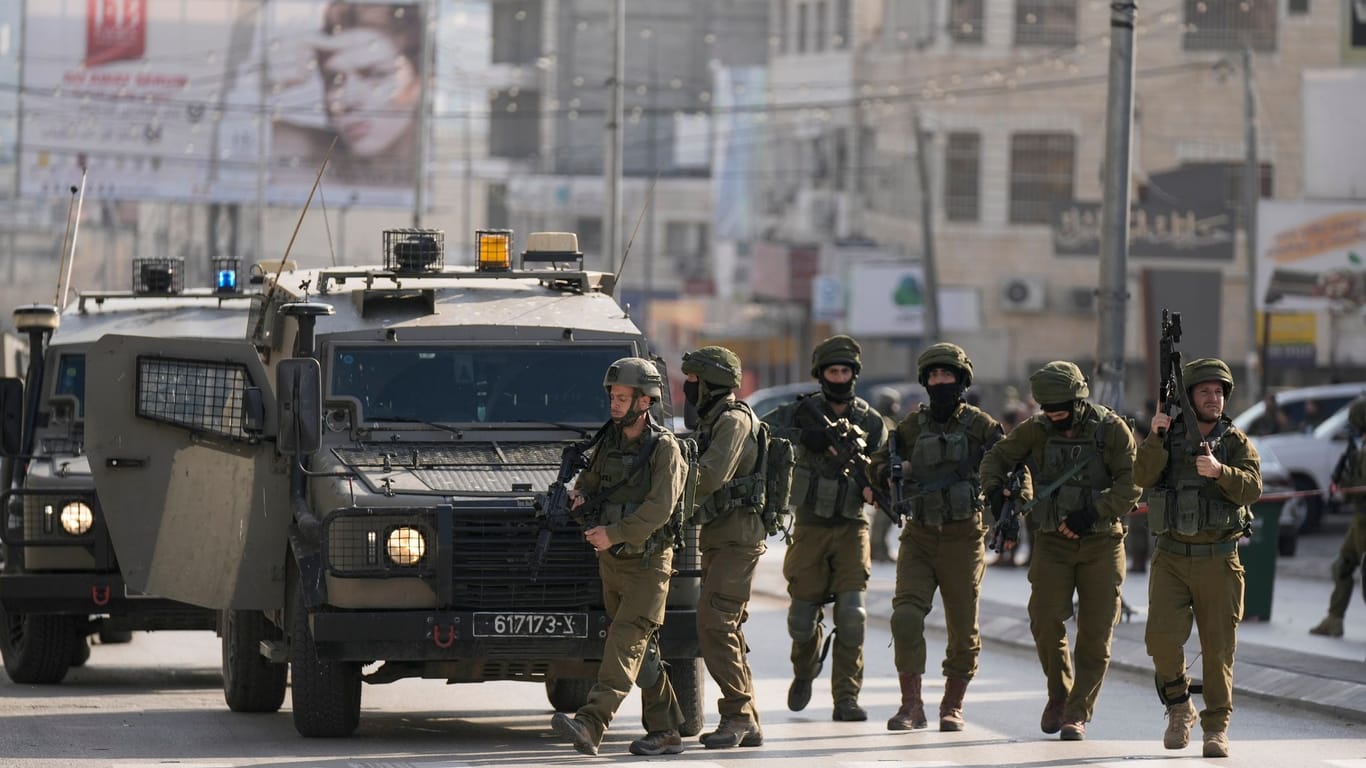 Israelisches Militär am Tatort: Palästinenser sollen auf ein israelisches Auto geschossen haben.