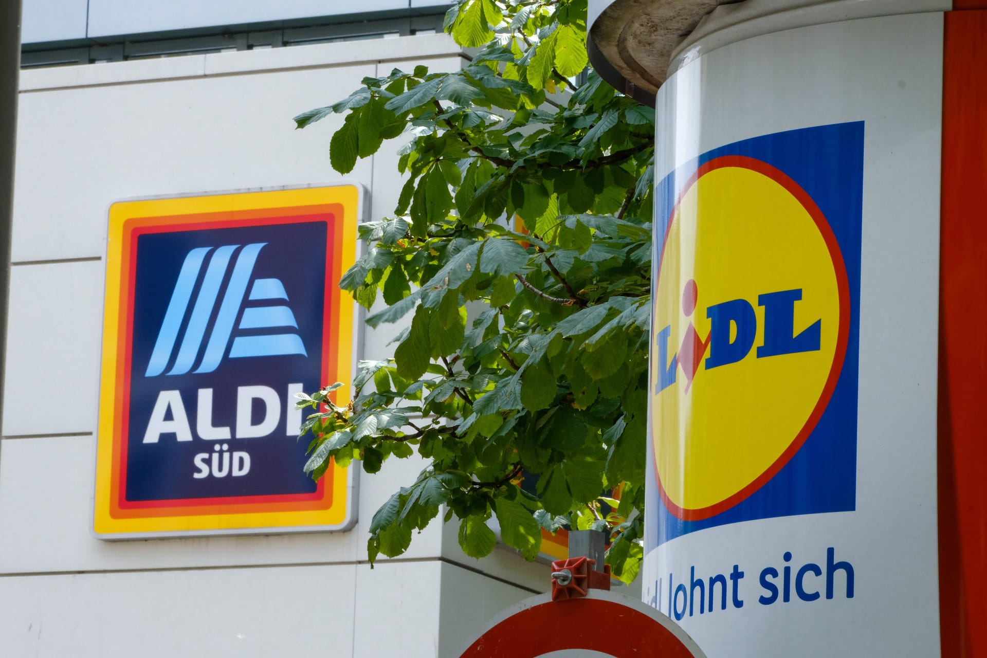 In der Hand von Milliardären: Discounter Aldi und Lidl.