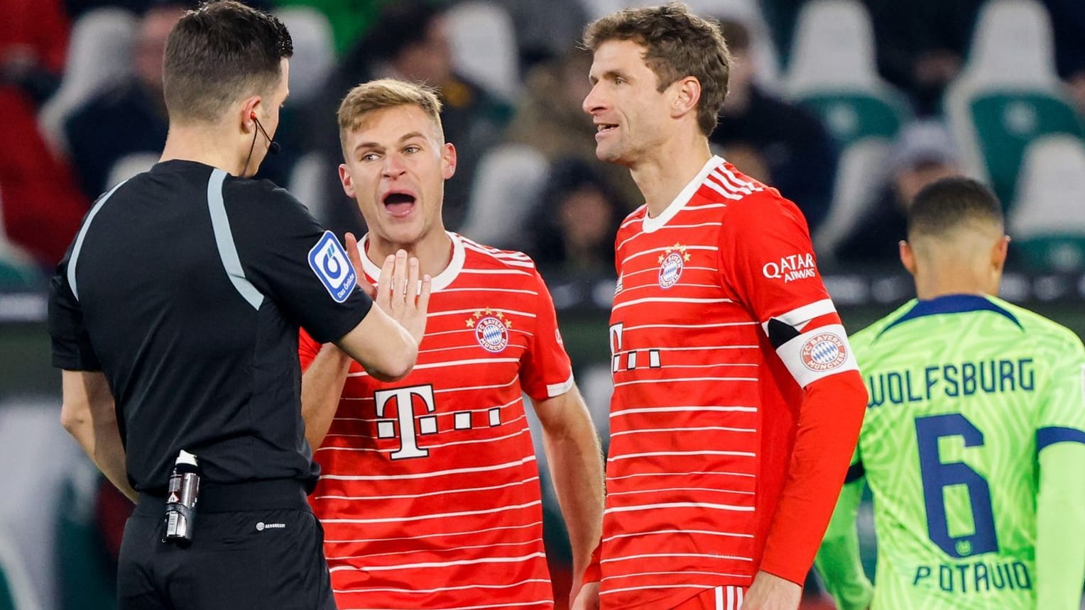 Joshua Kimmich (m.) neben Thomas Müller: Dem Mittelfeldmann wird ein gutes Verhältnis zu Trainer Nagelsmann nachgesagt.