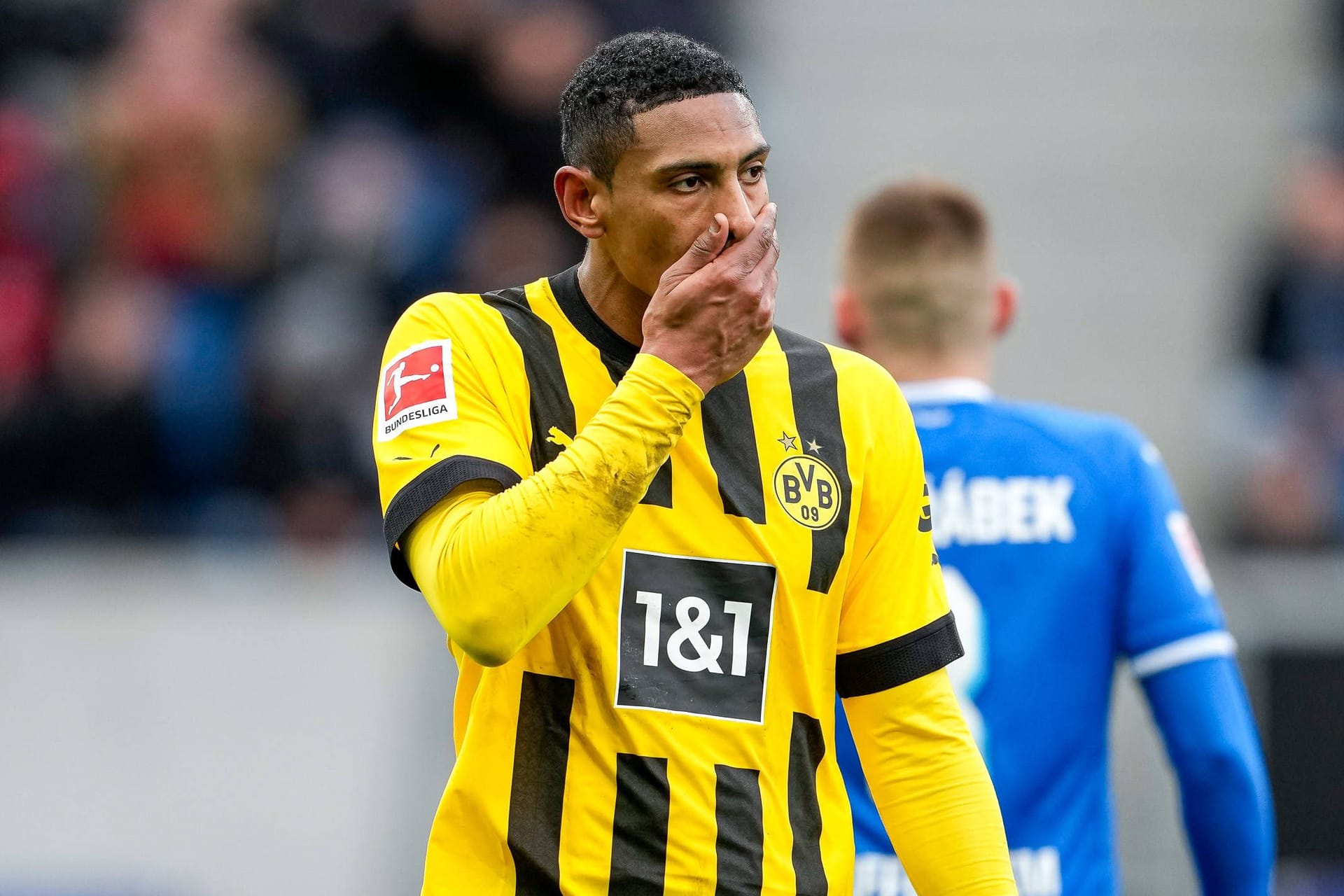 Rätselnder Blick: Auch Dortmunds Sebastien Haller musste zu Spielbeginn in Hoffenheim warten.