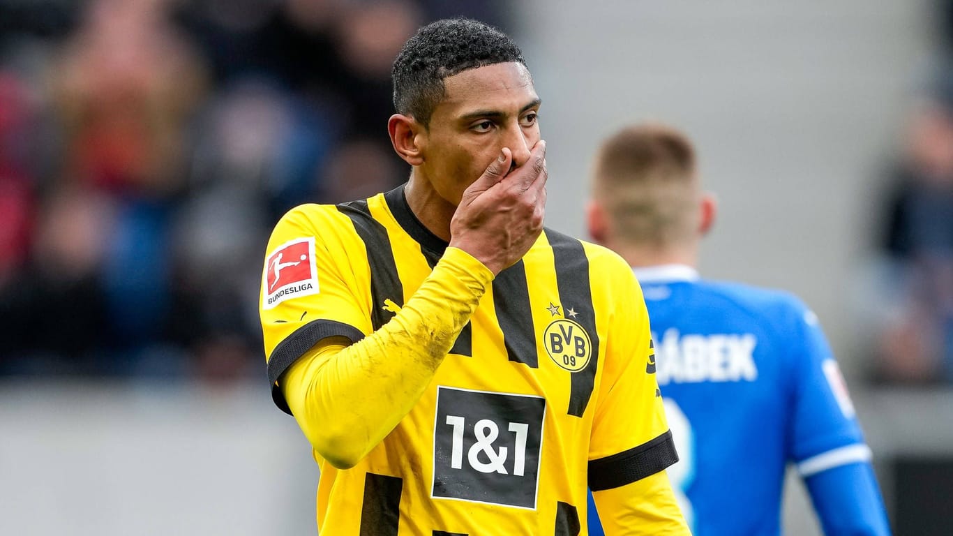 Rätselnder Blick: Auch Dortmunds Sebastien Haller musste zu Spielbeginn in Hoffenheim warten.