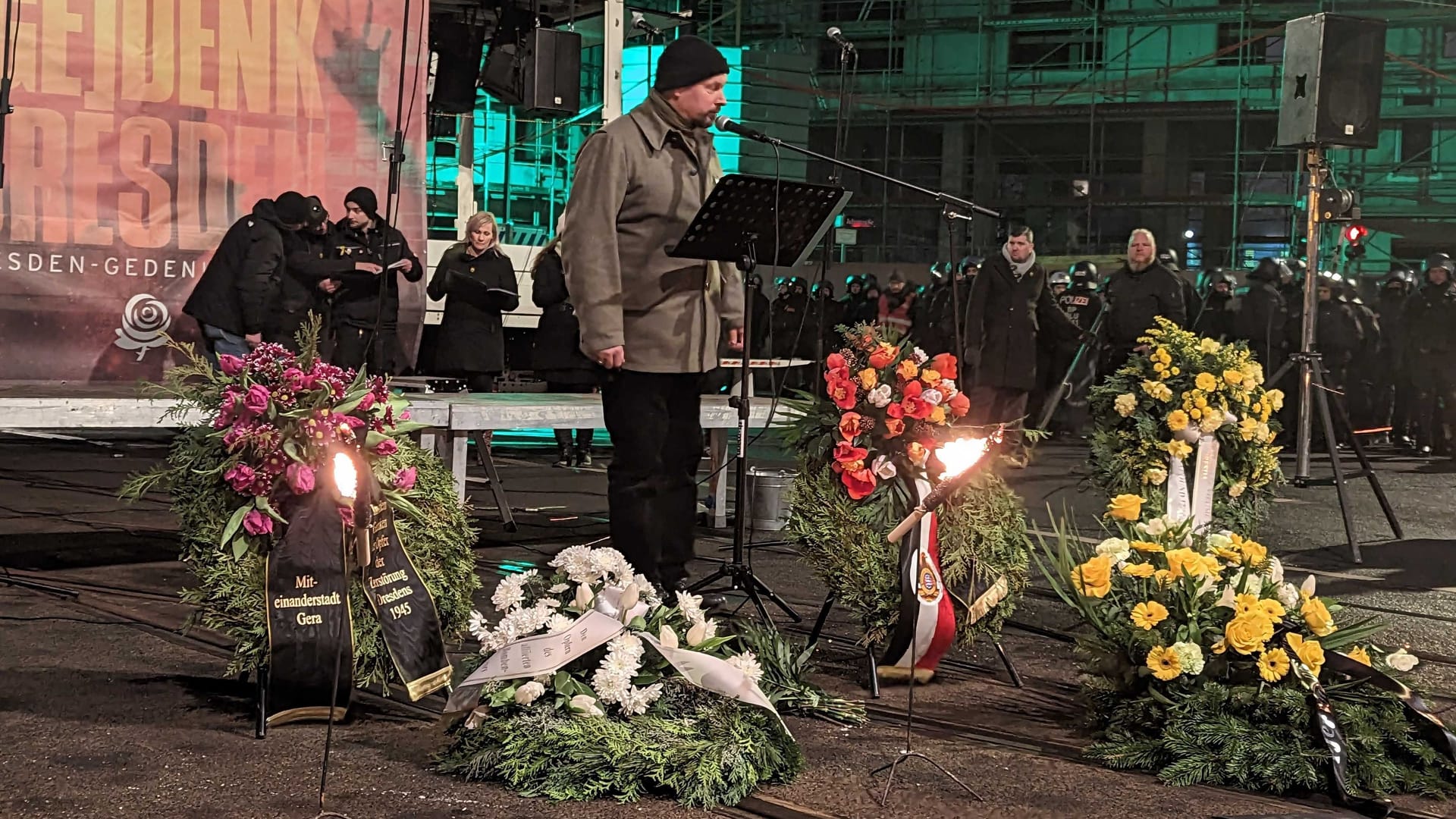 Blumenkränze, Fackeln und Reden: Am Mikrofon steht Lutz Giesen, Veranstalter und völkischer Siedler aus Leisnig.