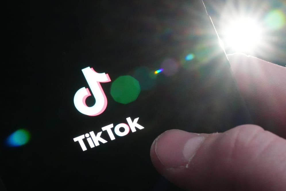 TikTok Startseite auf einem Handy: TikTok soll nicht mehr auf von der Regierung herausgegebenen Smartphones verwendet werden.