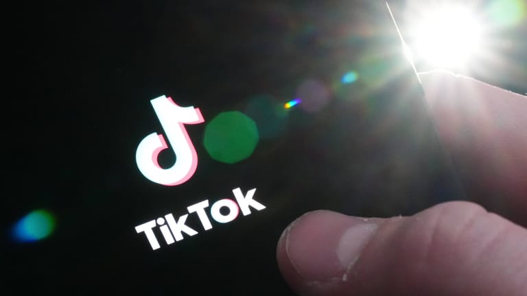 TikTok Startseite auf einem Handy: TikTok soll nicht mehr auf von der Regierung herausgegebenen Smartphones verwendet werden.