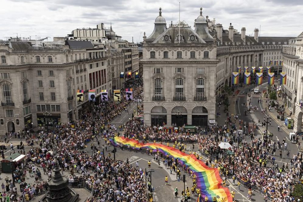 Eine Pride-Parade: Kirchliche Eheschließungen bleiben gleichgeschlechtlichen Paaren weiterhin verwehrt.