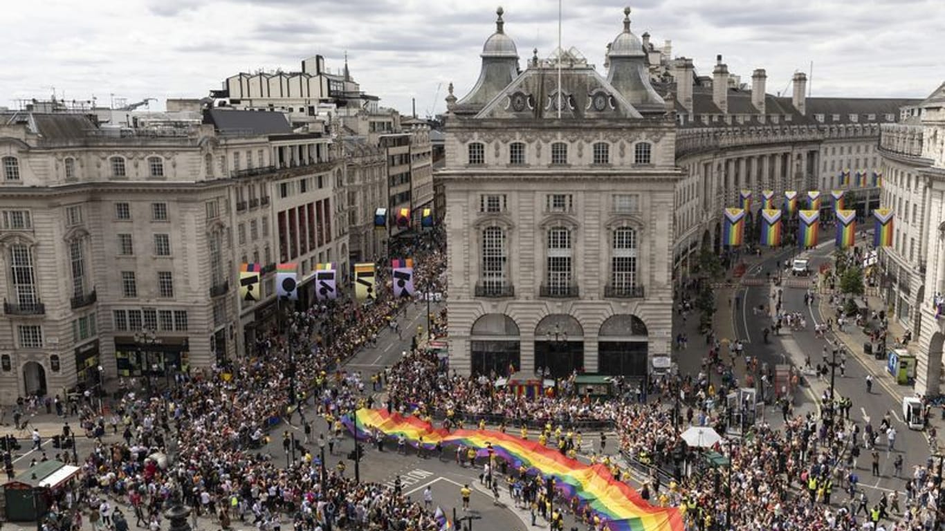 Eine Pride-Parade: Kirchliche Eheschließungen bleiben gleichgeschlechtlichen Paaren weiterhin verwehrt.