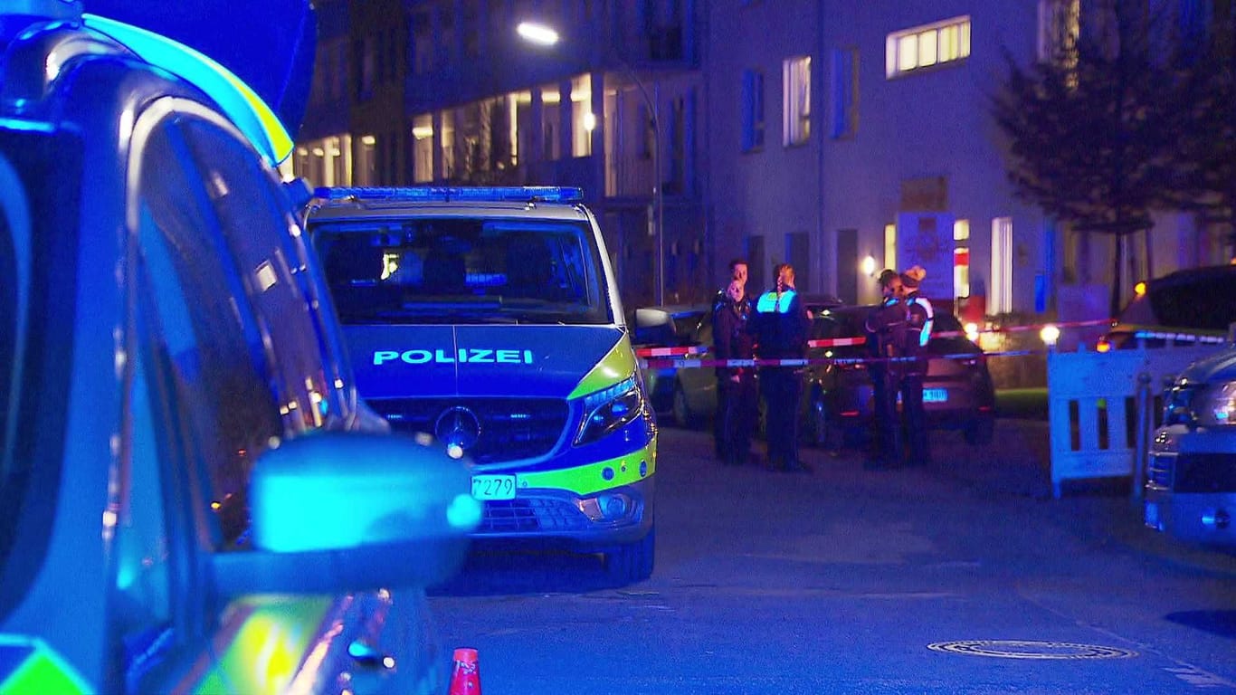 Polizeieinsatz der Polizei in Dortmund: Ein Mann soll Beamte mit einer nachgebildeten Maschinenpistole bedroht haben.
