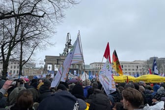 Eine bunte Mischung an Flaggen findet sich vor Ort: Neben Linken- und AfD-Flaggen gibt es auch "Querdenker"-Merchandise.