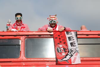 Sportchef Christian Keller und Steffen Baumgart (v.l.) auf dem Rosenmontags-Wagen des 1. FC Köln.