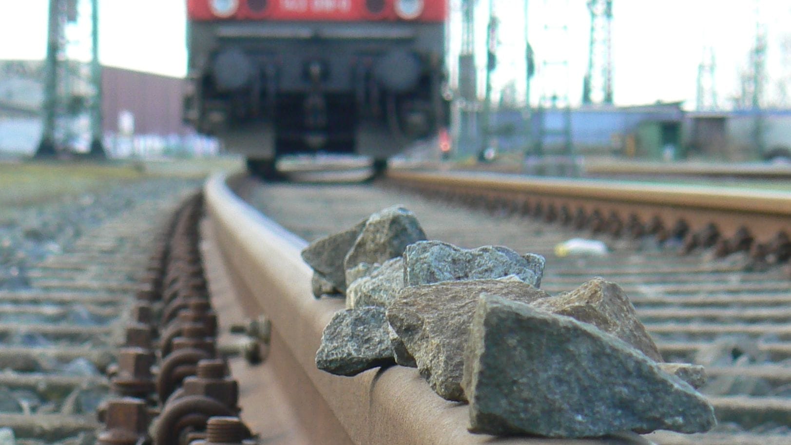 Steine auf Bahnschienen (Symbolfoto): Am betroffenen Bahnabschnitt fahren die Züge etwa 160 km/h schnell. Steine auf Bahnschienen (Symbolfoto): Am betroffenen Bahnabschnitt fahren die Züge etwa 160 km/h schnell.