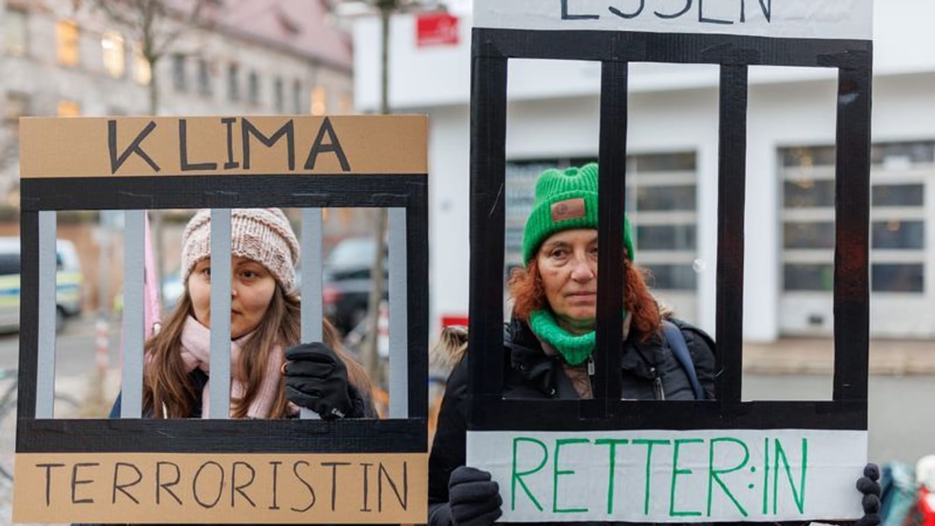 Protest vor dem Amtsgericht Nürnberg (Archivbild): Klimaaktivistinnen protestieren im Rahmen einer Verhandlung gegen vier Klimaaktivisten wegen Nötigung.