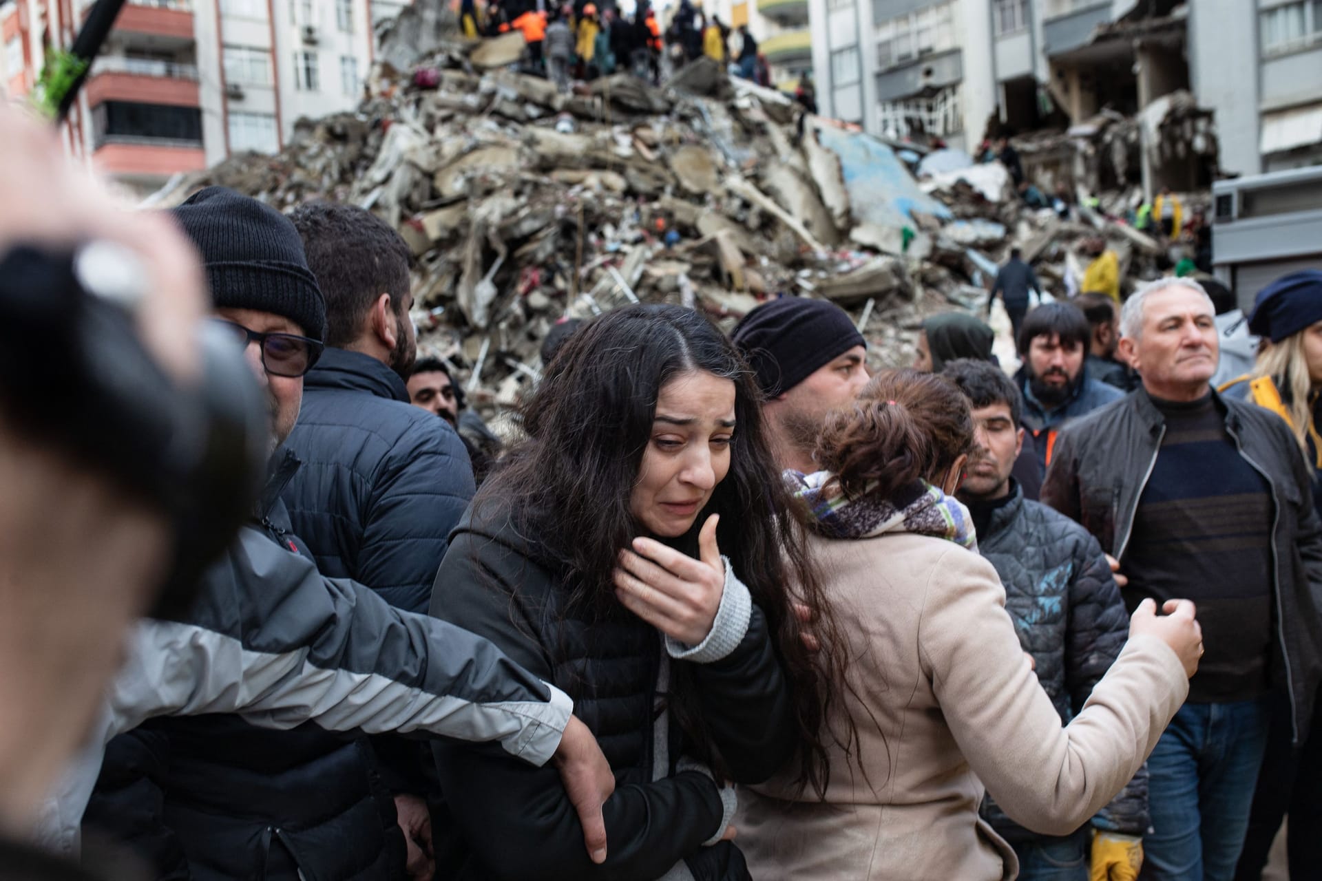 Vermisstensuche: Wie hier in Adana, Türkei, läuft in der von zwei verheerenden Erdbeben getroffenen Region in der Türkei und Syrien die Hilfe an.