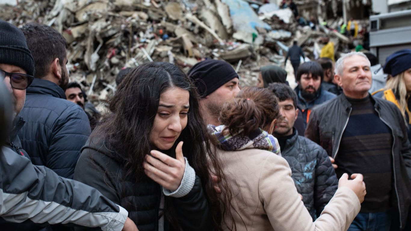 Vermisstensuche: Wie hier in Adana, Türkei, läuft in der von zwei verheerenden Erdbeben getroffenen Region in der Türkei und Syrien die Hilfe an.
