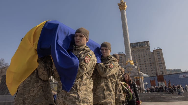 Trauerfeier für getötete Soldaten in Kiew: Auch auf ukrainischer Seite sterben viele Soldaten im Dombass.