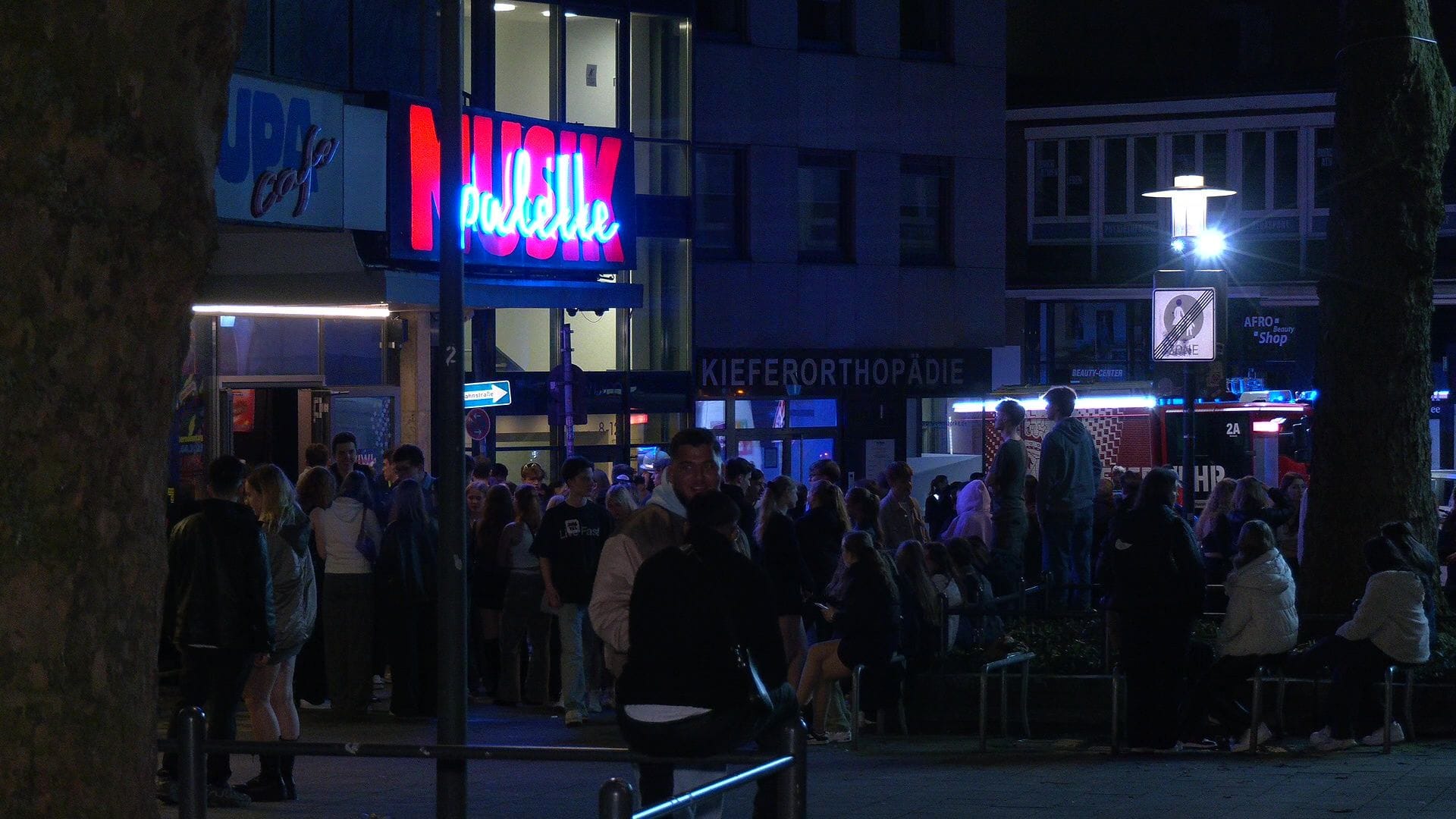Die jugendlichen Personen verließen ohne in Panik zu geraten die Disco.