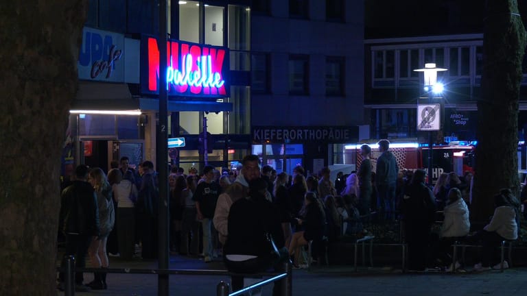 Die jugendlichen Personen verließen ohne in Panik zu geraten die Disco.