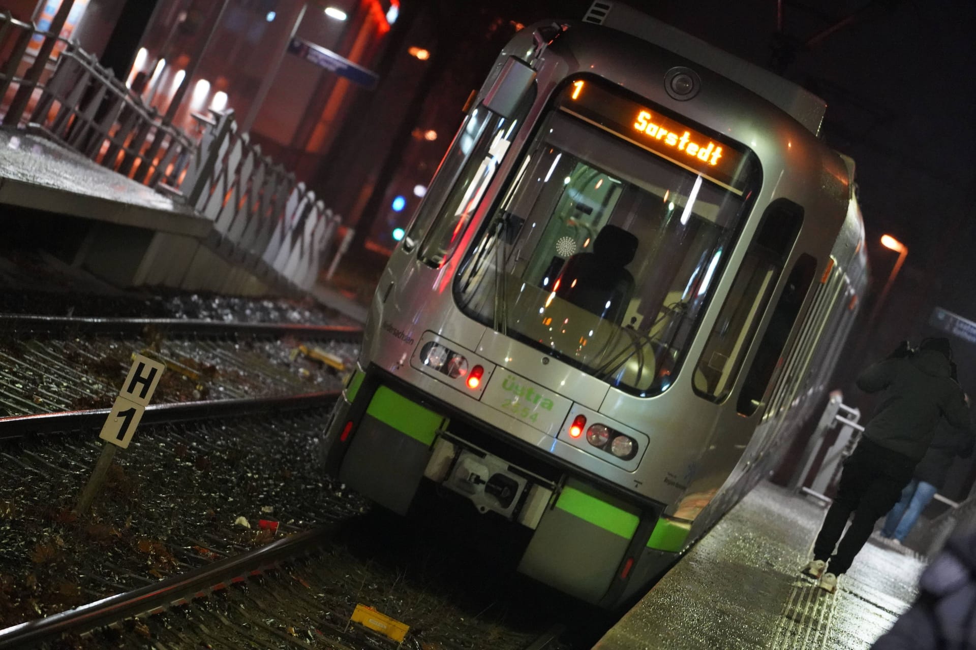 Eine Stadtbahn fährt an einer Haltestelle in Hannover ein (Archivbild): In Hannover ist ein Mann erschossen worden.