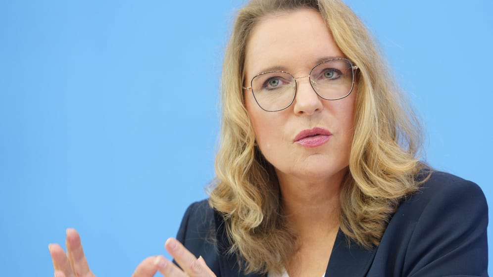 Claudia Kemfert (Archivbild): Die EnergieÃ¶konomin kritisiert, der Preis der verschleppten Energiewende in Deutschland sei "riesig hoch".