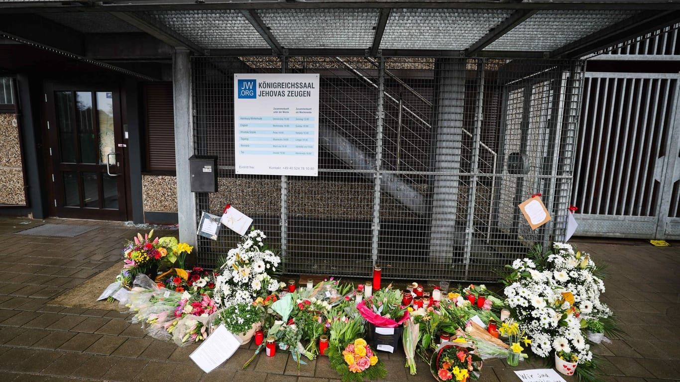 Blumen und Kerzen vor dem Eingangsbereich eines Gemeindehauses der Zeugen Jehovas: Acht Menschen starben bei der Tat.