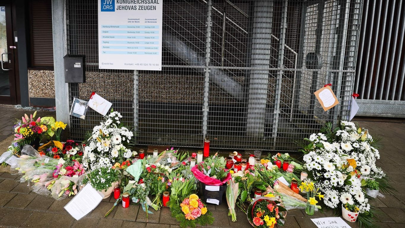 Blumen und Kerzen vor dem Eingangsbereich eines Gemeindehauses der Zeugen Jehovas: Acht Menschen starben bei der Tat.