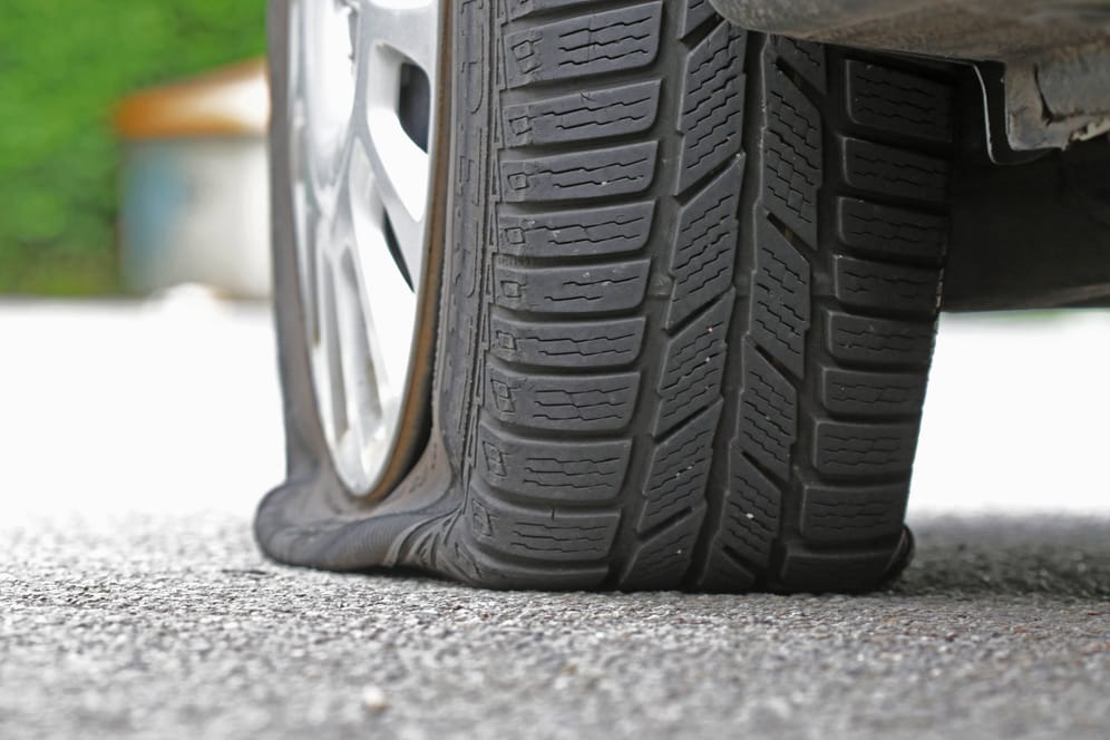 Ein platter Reifen lässt sich häufig verhindern: Einige Anzeichen kündigen den Schaden an.