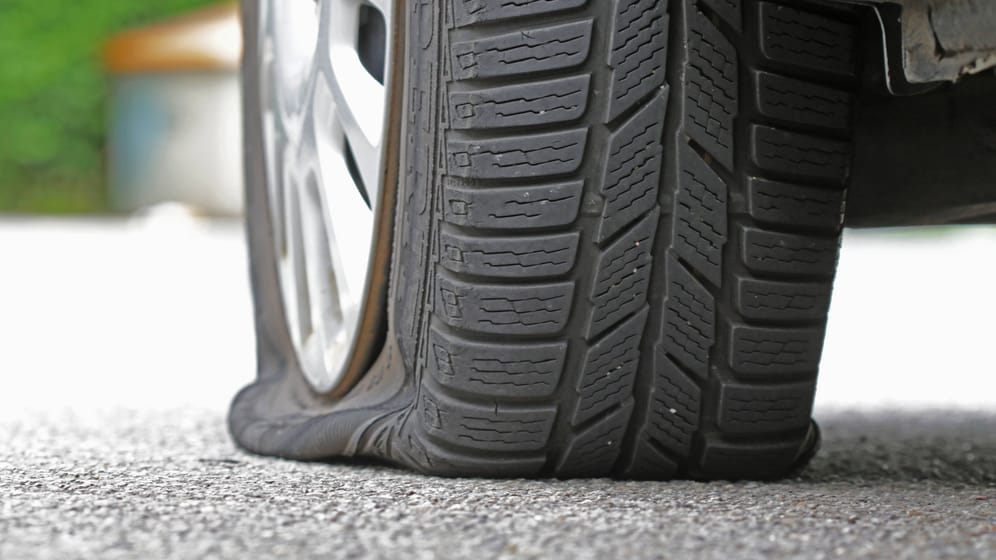 Ein platter Reifen lässt sich häufig verhindern: Einige Anzeichen kündigen den Schaden an.