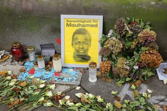 Blumen und Kerzen erinnern an Mouhamed Dramé (Archivbild): Der Jugendliche stellte laut Staatsanwaltschaft keine Gefahr für die Beamten dar.