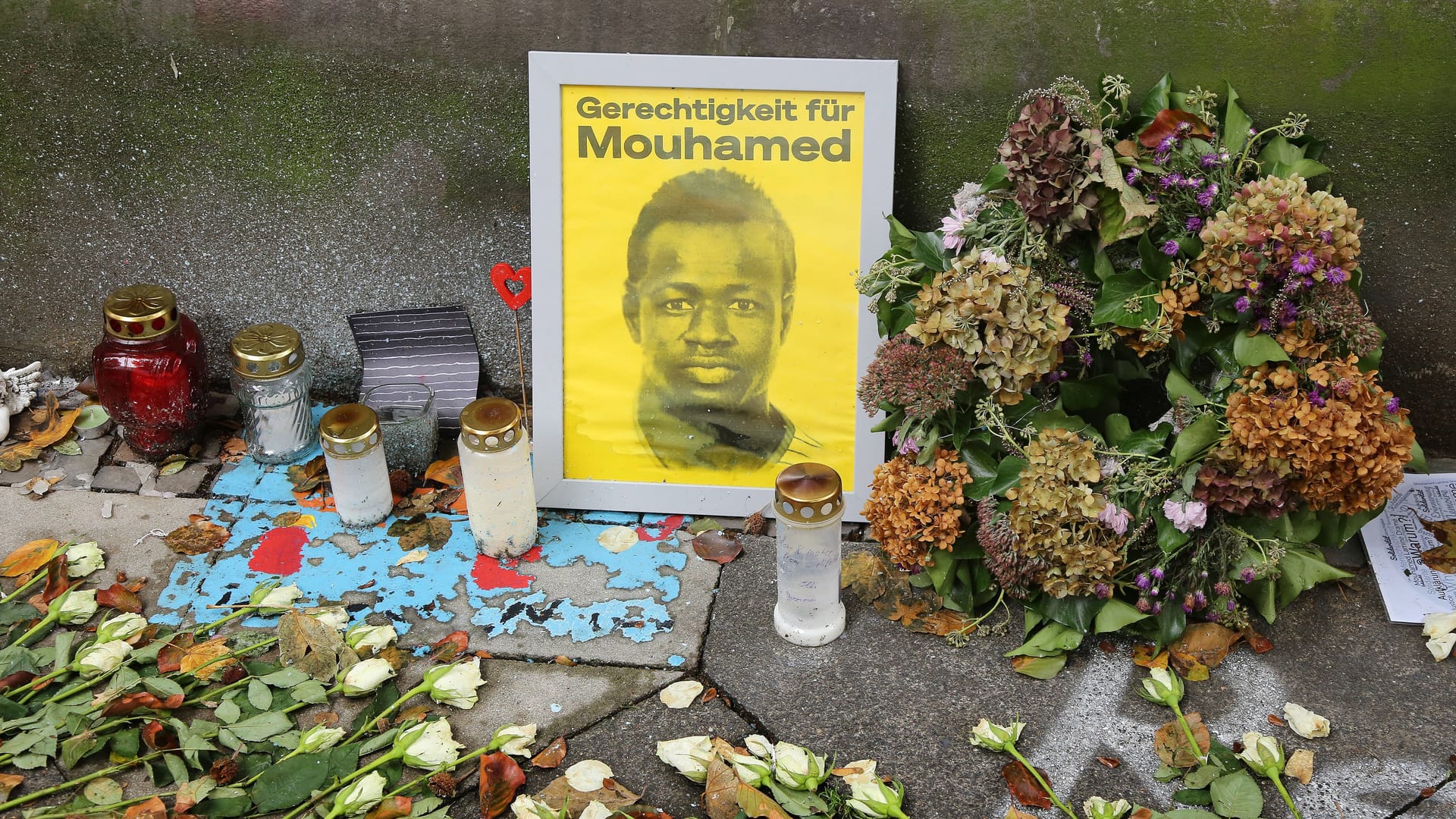 Blumen und Kerzen erinnern an Mouhamed Dramé (Archivbild): Der Jugendliche stellte laut Staatsanwaltschaft keine Gefahr für die Beamten dar.