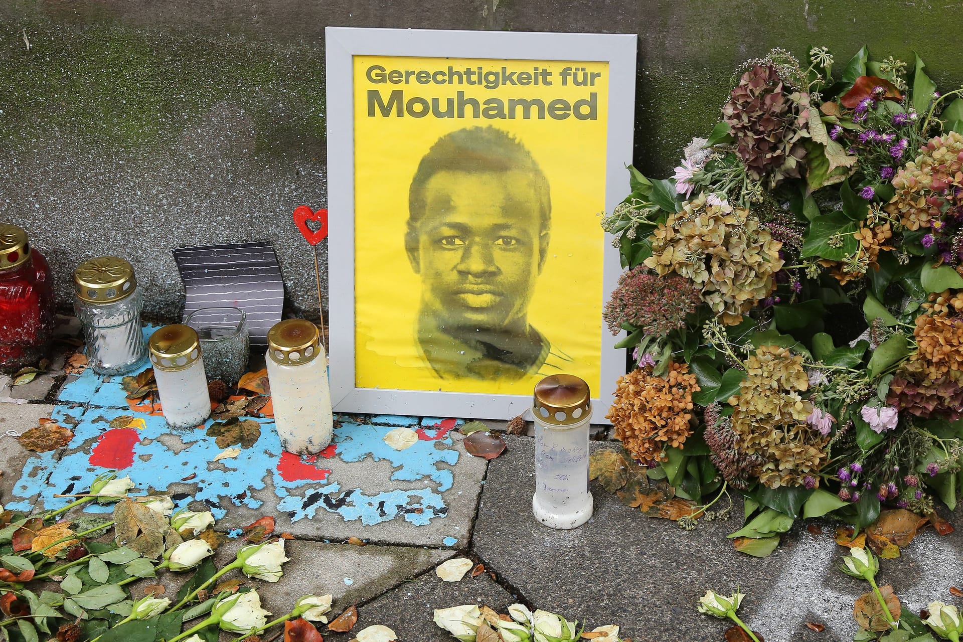 Blumen und Kerzen erinnern an Mouhamed Dramé (Archivbild): Der Jugendliche stellte laut Staatsanwaltschaft keine Gefahr für die Beamten dar.