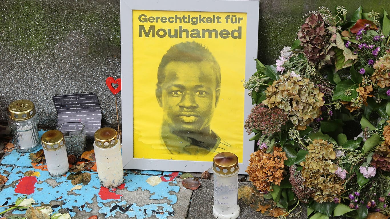 Blumen und Kerzen erinnern an Mouhamed Dramé (Archivbild): Der Jugendliche stellte laut Staatsanwaltschaft keine Gefahr für die Beamten dar.