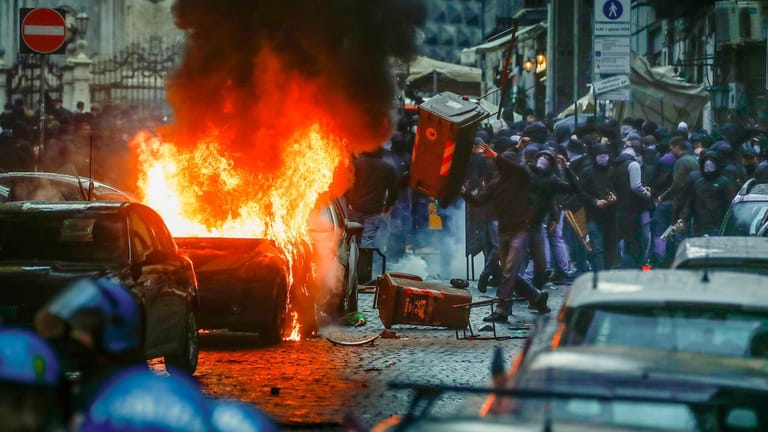Vor dem Champions-League-.Rückspiel gab es die ersten Randalen: Vermummte Hooligans rasteten auf den Straßen von Neapel aus – auch Autos wurden angezündet.